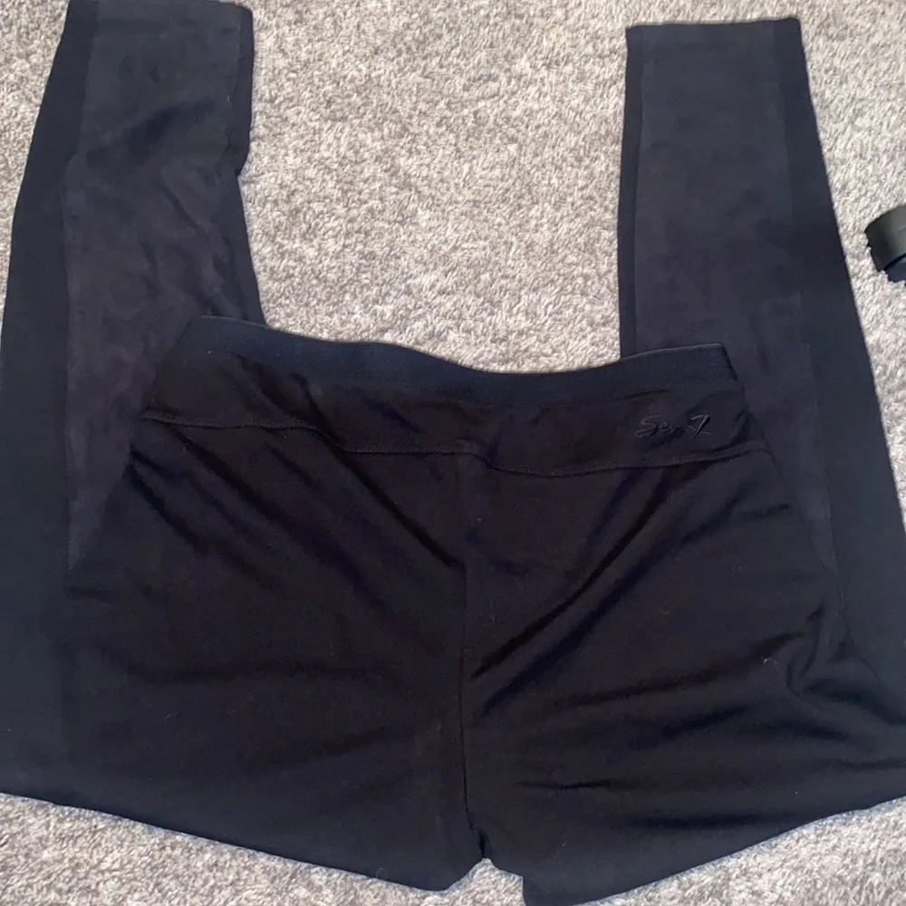 SEVEN 7 Black skinny pants Velour like fronts
